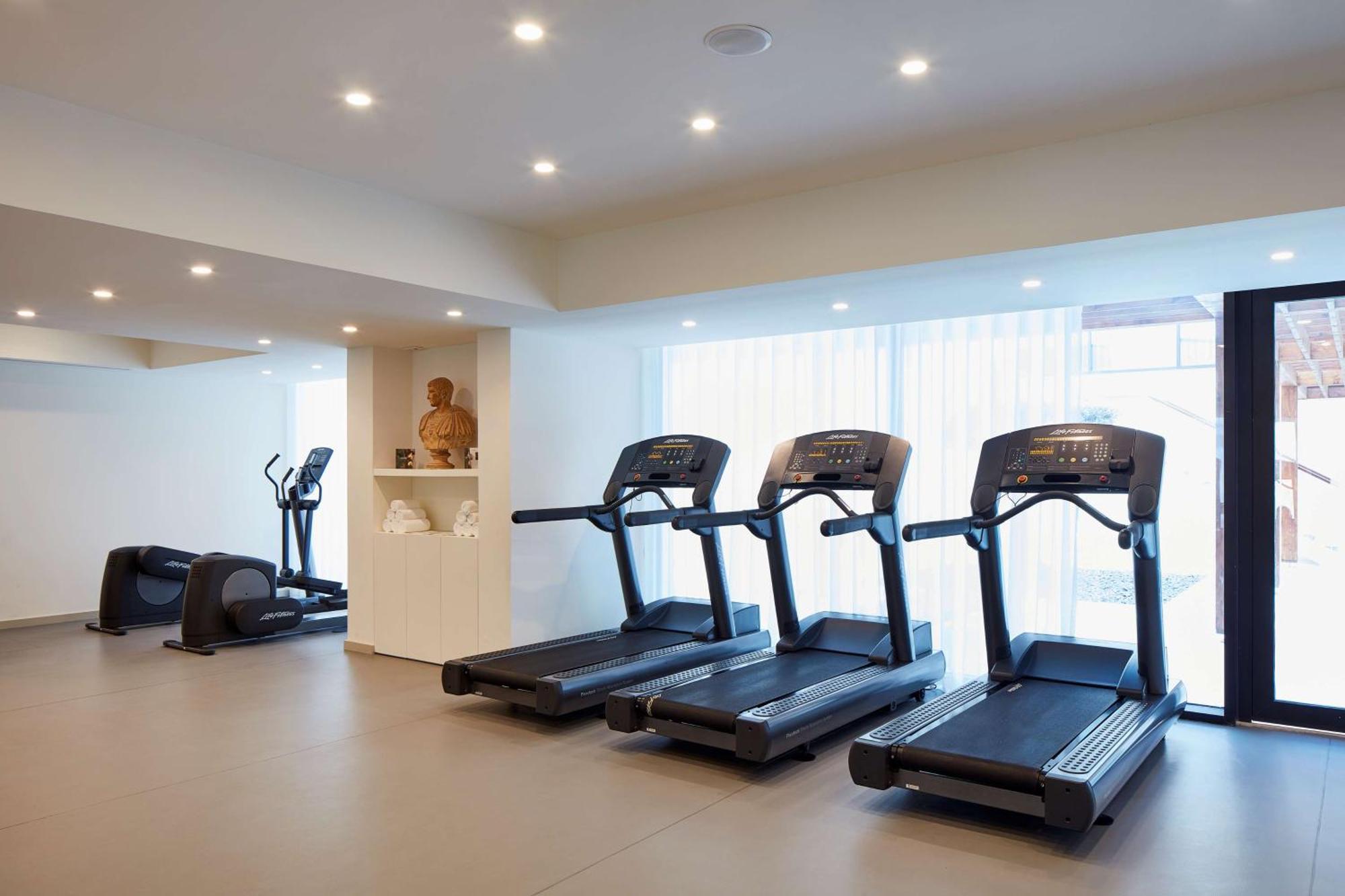 Tivoli Carvoeiro Hotel Carvoeiro  Ngoại thất bức ảnh A row of treadmills